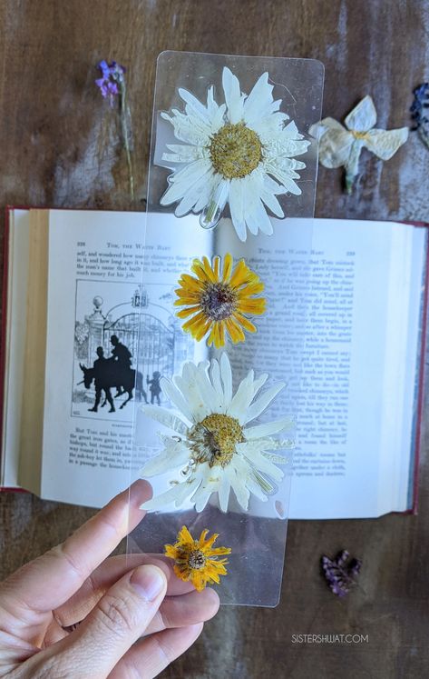 Laminator Bookmarks, Laminating Sheet Craft, Laminate Bookmarks Diy, Things To Laminate For Homeschool, Laminated Crafts To Sell, Laminator Crafts Ideas, Pressed Flower Laminated Bookmarks, Laminated Flower Bookmark, Diy Bookmarks Laminate