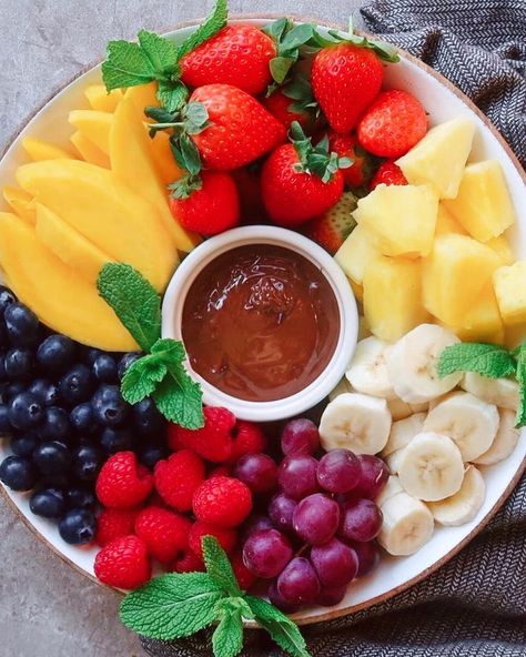 Fruit Fondue, Sweet Charcuterie, Fondue Chocolate, Platter Ideas, Halloween Party Snacks, Chocolate Fruit, Food Tray, Ideal Body, Master Chef