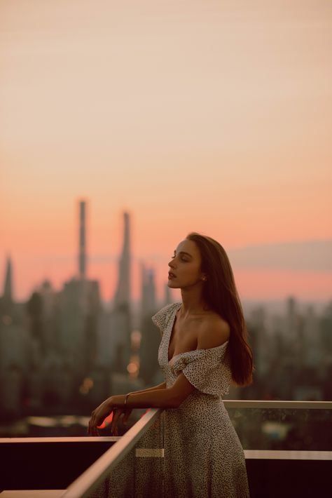 Girl on the rooftop, sunset and NY view Rooftop Photoshoot, Nyc Rooftop, City Shoot, Sunset City, Portrait Photoshoot, Classy Photography, Photoshoot Concept, City Dress, Photography Poses Women