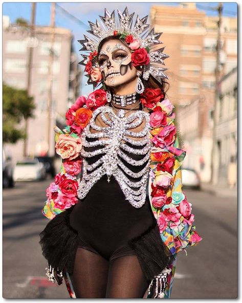 Makijaż Sugar Skull, Catrina Dress, Mexican Halloween Costume, Catrina Costume, Mexican Halloween, Day Of Dead, Skeleton Makeup, Sugar Skull Makeup, Skeleton Costume