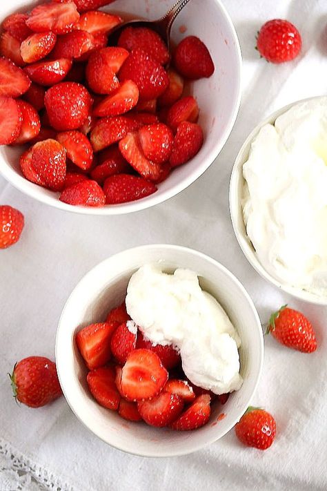 Strawberries With Sugar, Homemade Cream Puffs, Strawberry Recipes Easy, Ice Cream Strawberry, Cream Pancakes, Macerated Strawberries, Cream Cheese Sauce, Almond Ice Cream, Healthy Snacks To Make