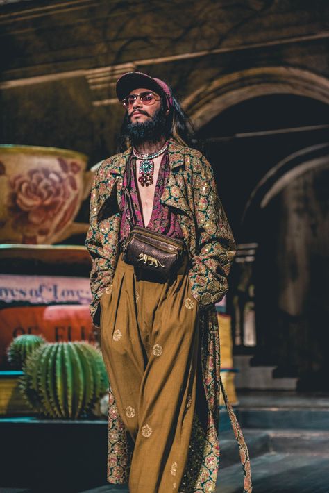 20 Years Of Sabyasachi : Photography Assignment Indian Men Clothes, Indian Man Fashion, Bohemian Fashion Men, Eclectic Mens Fashion, Men In Jewelry, Indian Mens Fashion, Sabyasachi Couture, Runway Photography, Photographer Style