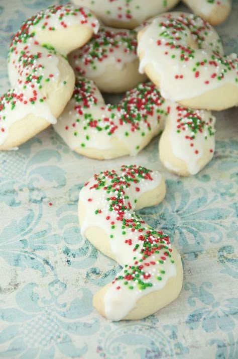 Grandma's recipe for Italian "S" cookies. These have white icing and Christmas sprinkles on them and will be a great addition to your holiday cookie trays. Italian Anisette Cookies, Anisette Cookies, Italian Christmas Cookie Recipes, Anise Cookies, White Cookies, Italian Christmas Cookies, S Cookies, Italian Cookie Recipes, Italian Pastries