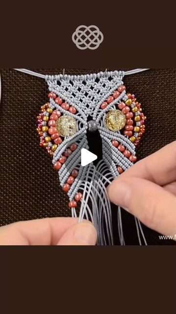 Macrame Owl Necklace, Macrame School, Keychain Tutorial, Owl Keychain, Macrame Owl, Macrame Tutorials, Owl Pattern, Owl Patterns, Owl Necklace