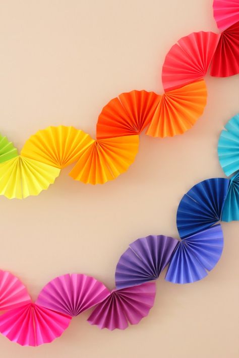 Paper Fan Garland, Fan Garland, Rainbow Fan, Paper Blog, Diy Crafts For Teens, Origami Fashion, Diy Ice Cream, Paper Fan, Rainbow Paper