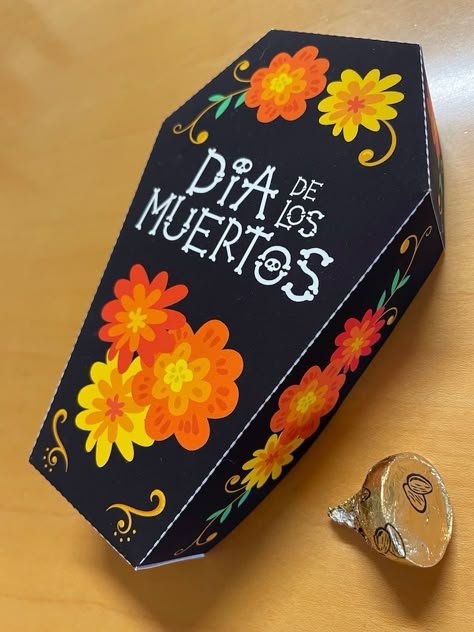 Day of the Dead coffin treat box / Dia de los Muertos sugar - Etsy México Dia De Los Muertos Altar Box Ideas, Ideas Dia De Muertos, Sugar Skull Diy, Mexican Calavera, Coffin Treats, Skate Party Favors, Treat Box Template, Sugar Skull Party, Perfume Dior