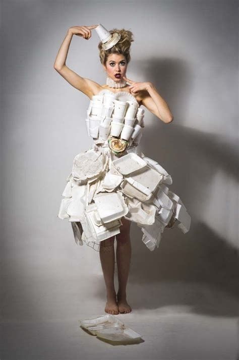 Recycled Costumes, Trash Fashion, Recycled Outfits, Recycled Dress, Diy Kostüm, Paper Fashion, Paper Dress, Creative Costumes, Weird Fashion