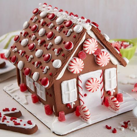 Wilton Cake Decorating on Instagram: “This chocolate cookie house is decorated with with visions of peppermint colors and candy. ❤️🎅Sharing the activity of decorating this house…” Designer Chocolate, Easy Gingerbread House, Homemade Gingerbread House, Gingerbread House Ideas, Gingerbread Ideas, Gingerbread Dough, Gingerbread House Designs, Gingerbread House Cookies, Gingerbread Village