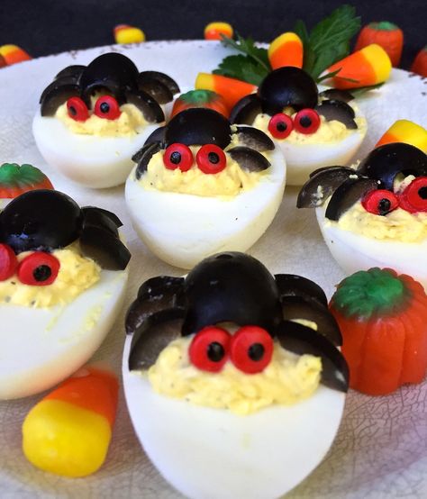 Are you looking for a fun, healthy after-school snack for the kids or a spooky side dish or appetizer to serve for a Halloween party or dinner? Would you like step-by-step instructions to make the … Refreshing Appetizers, Spider Deviled Eggs, Halloween Eats, Halloween Deviled Eggs, Delicious Halloween Treats, Halloween Appetizers Easy, Chi Chi's, Healthy Halloween Food, Devilled Eggs Recipe Best