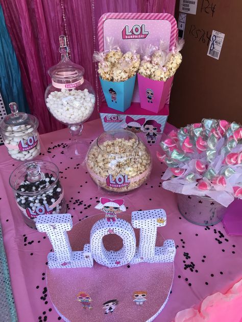 Lol surprise candy bar Lol Surprise Treat Table, Surprise Party Themes, Suprise Birthday, Lol Doll Cake, Doll Birthday Cake, Girls Birthday Party Themes, Girl Bday Party, Doll Party, Birthday Surprise Party