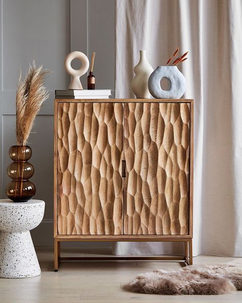 The light is captured perfectly within the organic grooves carved out of mango wood in this @roseandgreyinteriors cabinet. ⠀⠀⠀⠀⠀⠀⠀⠀⠀ When style and function combine to create beautiful works of art such as this, we’re left feeling inspired - and keen to find a way to incorporate it within a future design. Textured Cabinets, Wooden Cabinet Design, Unique Cabinet Doors, How To Store Mangos, Textured Furniture, Unique Wood Furniture, Display Cabinet Modern, Recipe Mango, Rustic Cabinet