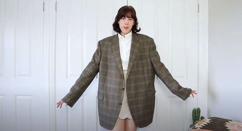 Love a good thrift flip? Follow my tutorial and check out how I completely transformed a men’s blazer into a gorgeous women’s oversized blazer. Mens Blazer On Women, Blazer Too Big Hack, How To Tailor A Blazer, Upcycle Blazer Ideas, Blazer Refashion, Thrift Flip Clothes, Factory Work, Diy Fashion Projects, Academia Style