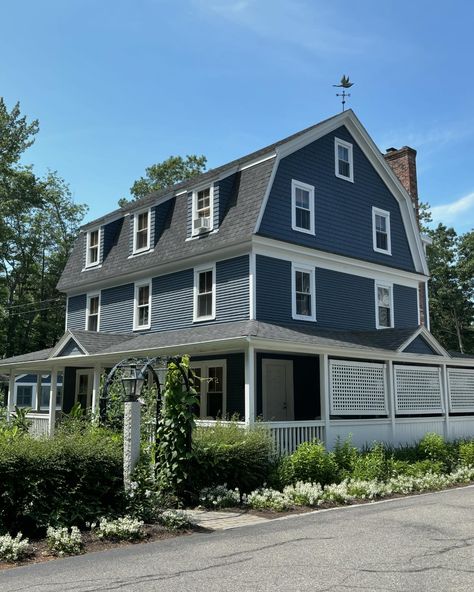 Ok, this was hard, but my top 10 homes from Maine (that I got photos of- there were so many more we passed that I loved as well!) What I love most about these ten are they really weren’t extravagant homes. They were just full of So. Much. Charm. (note the sailboat shutters on that last one) and well thought color that they appeared opulent. New England has got their exterior colors down to an art! I honestly would never recommend painting a house black, but the way they do them up there…chef’... Maine Coastal Homes, New England House Exterior, Painting A House, Brindleton Bay, New England House, Maine Islands, Maine Winter, England House, Extravagant Homes