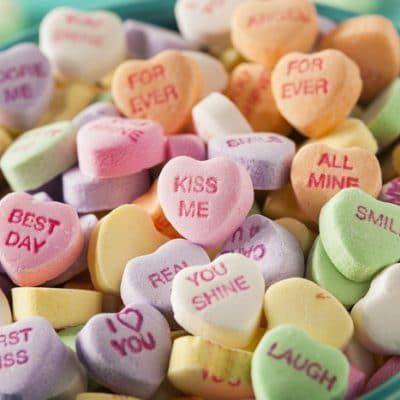 25 DIY Herbal Valentine’s Gifts for Those Short on Time Candy Bar Sayings, List Of Candy, Valentines Day Sayings, Cheesy Valentine, Ard Buffet, Valentines Wallpaper, Candy Hearts, Valentine's Day Quotes, My Funny Valentine