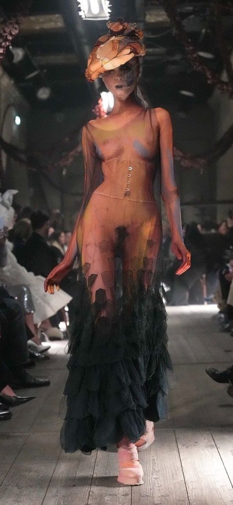 image therapy : Maison Margiela couture spring/summer 2024 Design:... Couture 2024, Runway Fashion Couture, Seductive Clothes, Couture Week, Fashion Couture, Couture Runway, Martin Margiela, John Galliano, Bohemian Clothes