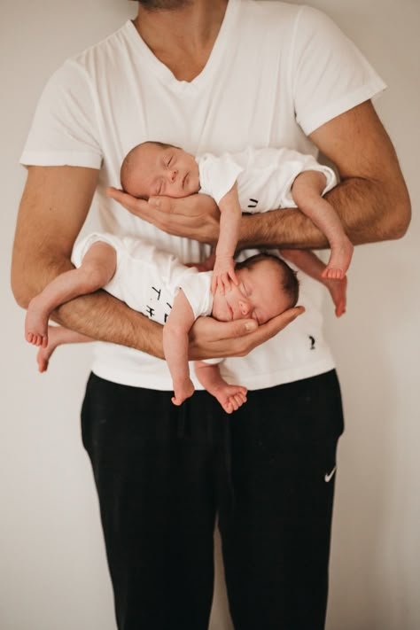 Twin Newborn Photography Hospital, Twin Newborn Photoshoot Ideas, Twin Baby Photoshoot Ideas, Twin Boy Newborn Photography, Twin Announcement Photoshoot, Newborn Pictures Twins, Twins Baby Photoshoot Ideas, Twin Family Photoshoot, Twin Photoshoot Ideas