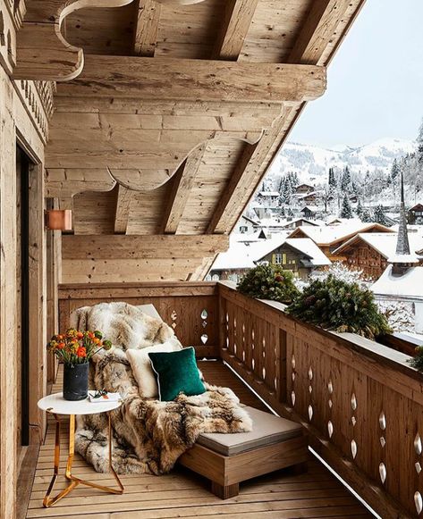 Mountain Interior Design, Small Chalet, Chalet Interior Design, Modern Wooden House, Mountain Interiors, Ski Lodge Decor, Chalet Chic, Wooden House Design, Mountain Hotel