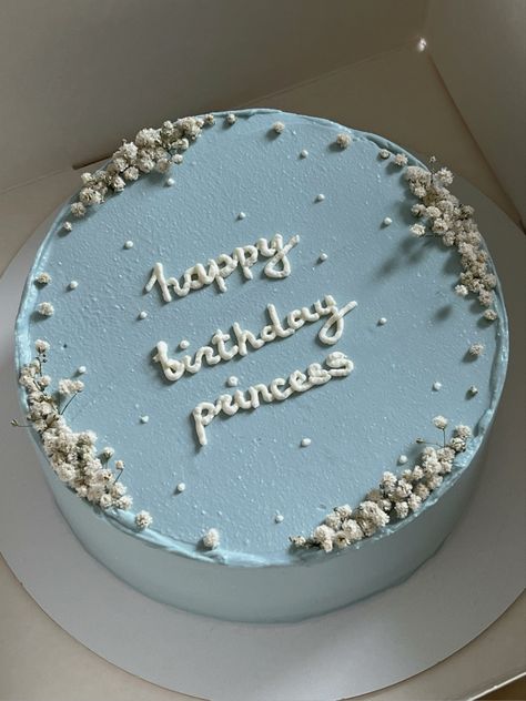 Pretty Birthday Cakes Aesthetic, Birthday Cake Pastel Blue, Ice Blue Birthday Cake, Birthday Cake Winter Theme, Cute Cake Designs Aesthetic, Simple Cake Designs Blue, Winter Cake Aesthetic, Aesthic Birthday Cakes, Cake Ideas Aesthetic Blue