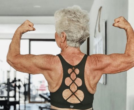 Aidée de sa fille, Joan MacDonald, 73 ans, a perdu plus de 28 kilos. Son corps sculpté est désormais digne des magazines fitness. Découvrez son incroyable transformation physique. écrit par Alberto Cet article Transformation radicale : Elle perd plus de 28 kilos à 73 ans et devient méconnaissable est apparu en premier sur StarMag.com. Joan Macdonald, Crossfit, Vision Board, Lifestyle, Mens Tops