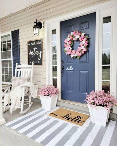 21 Super-Creative Ideas To Bring Spring Vibes To Your Farmhouse Porch Small Porch Decorating, Front Porch Makeover, Summer Porch Decor, Blue Front Door, Spring Porch Decor, Porch Makeover, Farmhouse Front Porches, Summer Porch, Farmhouse Front