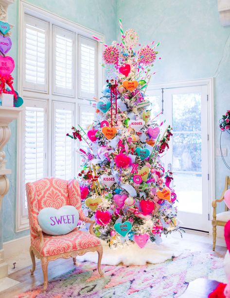 How to be BOLD with your Valentine's Decor | Turtle Creek Lane Candy Christmas Tree, Retro Christmas Decorations, Christmas Tree Topper Bow, Decorative Ornaments, Valentine Tree, Diy Valentines Decorations, Pink Christmas Decorations, Christmas Tree Inspiration, Valentine Day Wreaths