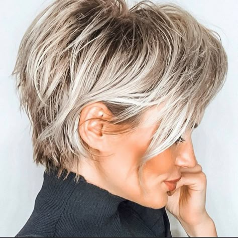 Bekijk hier 12 vlotte kapsels voor dames met kort haar. - Kapsels voor haar Pixie Blonde, Lowlights Blonde, How To Curl Short Hair, Short Blonde Haircuts, Short Human Hair Wigs, Pixie Hair, Dark Roots, Hair Blonde, Short Blonde