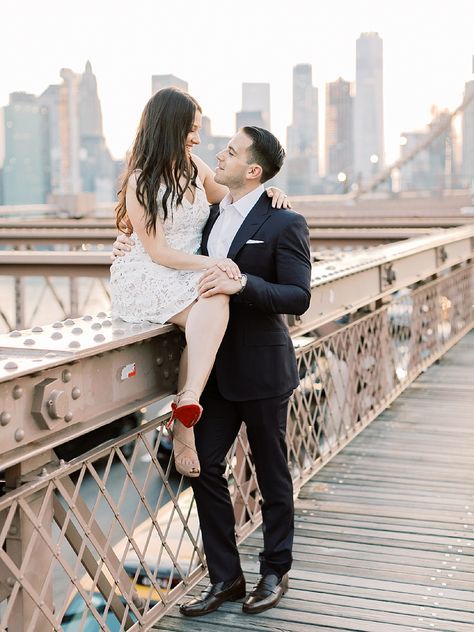 Brooklyn Bridge Couple Pictures, Dumbo Engagement Photos, Brooklyn Bridge Engagement Photos, Photo Bridge, Funny Engagement Photos, Engagement Photos Nyc, Nyc Wedding Photos, City Wedding Photos, Engagement Photos Country