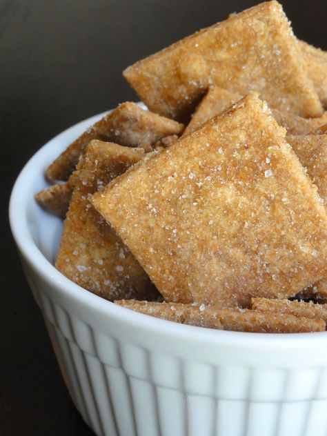 The Conscientious Eater: Homemade Whole Wheat Rosemary Wheat Thins! They taste like the real deal. Quick Vegan Dinner Recipes, Non Dairy Butter, Wheat Crackers, Wheat Thins, Plant Based Recipes Easy, Healthy Vegan Breakfast, Visual Recipes, Homemade Crackers, Vegan Crackers