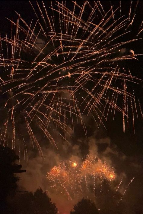 Golden Party Aesthetic, Rainbow Fireworks, Celebration Aesthetic, Sky Fireworks, Fireworks Aesthetic, Marvel Pictures, Golden Aesthetic, Sparkle Birthday, Aesthetic Party