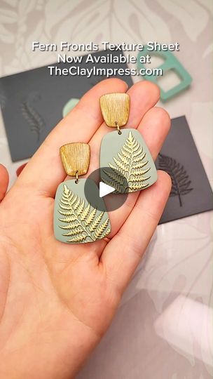 Fimo Ideas, Clay Techniques, Fern Frond, Polymer Clay Jewelry Tutorials, Clay Texture, Cottage Core Aesthetic, Gold And Green, Jewelry Making Tutorials, Jewellery Making