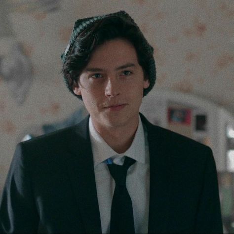 Cole Sprouse Friends, Cole Sprouse Shirtless, Jug Head, Cole Spouse, Cole Sprouse Jughead, Cole M Sprouse, Brown Eyes Black Hair, Riverdale Characters, Riverdale Cole Sprouse