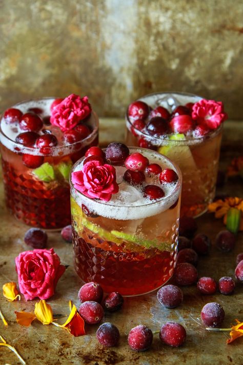 Apple Cranberry Moscow Mule - Heather Christo Thanksgiving Drink Recipes, Cranberry Cocktails, Fall Cocktail Recipes, Cranberry Moscow Mule, Thanksgiving Cocktail Recipes, Moscow Mules, Moscow Mule Recipe, Mule Recipe, Fall Cocktails Recipes