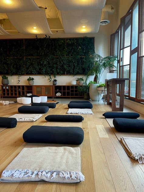 Pilates Retreat, Small Yoga Room, Yoga Cafe, Sala Zen, Spa Room Design, Healing Rooms, Yoga Studio Interior, Yoga And Meditation Space, Meditation Room Design