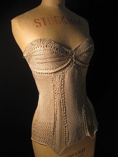 Knit, Not Knit: knit design courses Knitted Corset, Patron Vintage, Design Course, Knit Fashion, Vintage Knitting, Machine Knitting, Knitting Inspiration, Knitting Designs, Knitting Projects