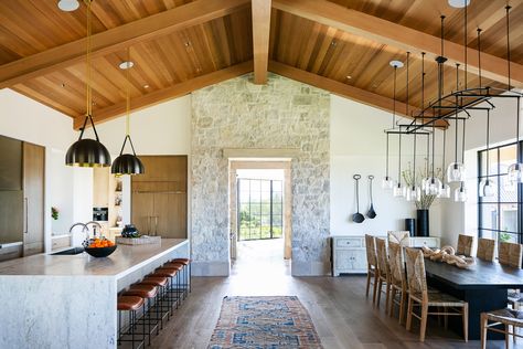 Vaulted Ceiling Kitchen, Traditional Home Magazine, Ceiling Kitchen, Vaulted Ceiling Living Room, Area Gourmet, Road House, Wood Beam Ceiling, Wood Ceiling, Stone Walls