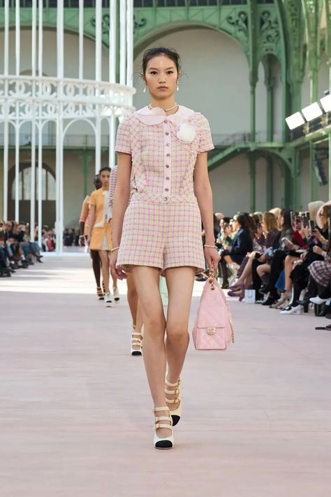 Chanel Spring Summer 2025 Chanel Spring Summer, 2025 Fashion, Spring 2025, Chanel Spring, Copenhagen Fashion Week, Spring Fashion Trends, Runway Looks, Print Trends, Spring Outfits Women