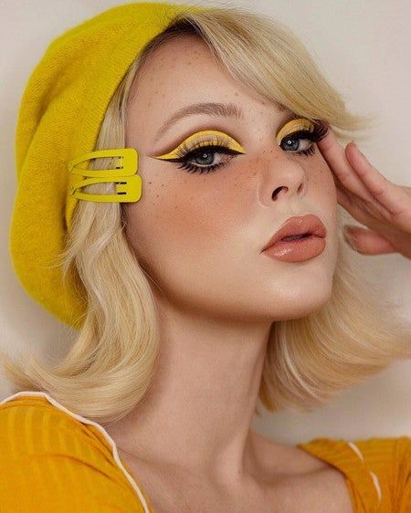 Colorful Eyeliner, 60s Makeup, 70s Makeup, Retro Makeup, Unique Makeup, Colored Eyeliner, Creative Makeup Looks, Vintage Makeup, Eye Makeup Art