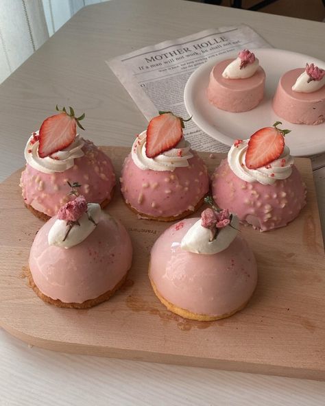 Healthy Pink Food, Kue Macaroon, Pink Desserts, Sweet Dishes Recipes, Sweet Treats Desserts, Delicacy Food, Pink Foods, Sweet Snacks Recipes, Fancy Desserts