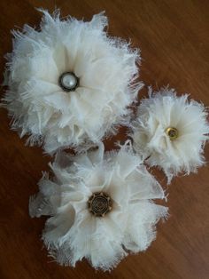 Shabby chic flowers made with cheesecloth Chic Vanity, Shabby Chic Chairs, Porch Outdoor, Shabby Chic Garden, Shabby Chic Flowers, Chic Wardrobe, Fabric Flower Tutorial, Shabby Chic Crafts, Shabby Flowers