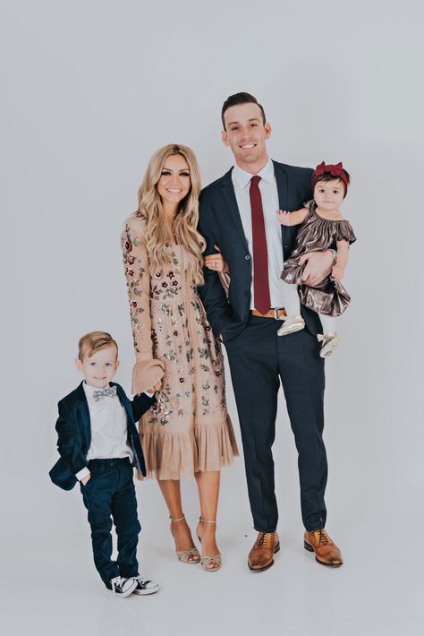 Family Photo Outfits Winter, Christmas Family Photoshoot, Winter Family Photos, Fall Family Photo Outfits, Family Christmas Pictures, Family Photoshoot Outfits, Family Holiday Photos, Quoi Porter, Winter Family