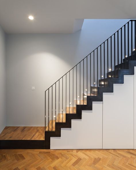 Staircase Design Modern, Staircase Railing Design, Stairs Design Interior, Stairs Makeover, Balcony Railing Design, Stair Railing Design, Stairway Design, Stairs Design Modern, Staircase Decor