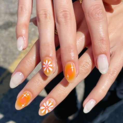 Nail Design Yellow, Short Nails Orange, Green Orange Nails, Bright Fall Nails, Sunshine Nails, Green And Orange Nails, Orange And Green Nails, Gel Nail Light, Smart Nails