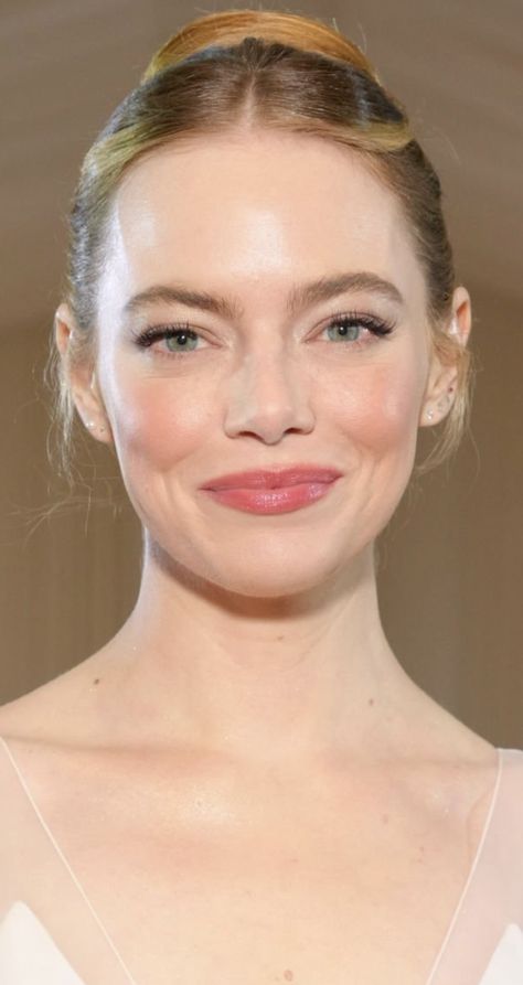 Natural Makeup Celebrities, Glowy Red Carpet Makeup, Fair Skin Red Lipstick, English Rose Wedding Makeup, Bridal Makeup Natural Freckles, Natural Wedding Makeup For Pale Skin, Gentle Makeup Look, Natural Pale Makeup, Natural Wedding Makeup Light Skin