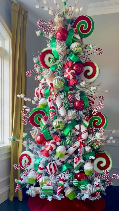 Candy Land Theme Christmas Decor, Grinch Fireplace, Candyland Christmas Theme, Christmas Trees 2023, Christmas Tree Goals, Candyland Tree, Christmas Tree Toppers Ideas Diy, Christmas Tree Toppers Ideas, Tree Toppers Ideas