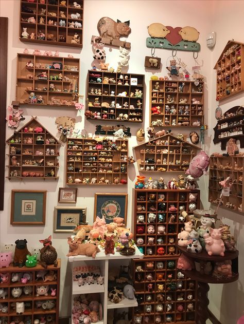 Trinket Shelf Aesthetic, Trinket Room Aesthetic, Nick Nack Shelf Ideas, Trinket Display Ideas, Plushie Collection Display, Diy Trinket Shelf, Trinket Shelf Display, Trinket Organization, Cute Collectibles