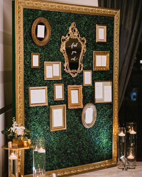 MI VINTAGE  R E N T A L S on Instagram: “Because there are seating charts... and then there are FIND YOUR SEAT walls! Impress your guests with a statement piece that not only helps…” Vintage Wedding Backdrop, Boxwood Wall, Emerald Wedding Colors, Photowall Ideas, Selfie Wall, Find Your Seat, Wedding Reception Backdrop, Candle Arrangements, Wedding Entrance Decor