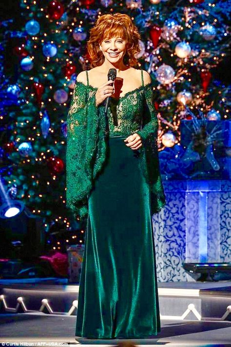 Celebrity Winter Style, Celebrity Christmas, Country Female Singers, Dog The Bounty Hunter, Christmas Country, Christmas Tunes, Christmas Trivia, Reba Mcentire, Sora Kingdom Hearts