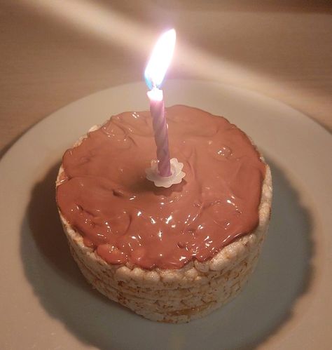 so that was my birthday cake last year ∙˖ rice cakes with sugar free caramel sauce topped with melted chocolate ♡ this year I'll make a better one, I promise Diet Birthday Cake, Sugar Free Caramel Sauce, Sugar Free Caramel, Rice Cake Recipes, My Birthday Cake, Extreme Food, Healthy Food Motivation, Melted Chocolate, Healthy Eating Recipes