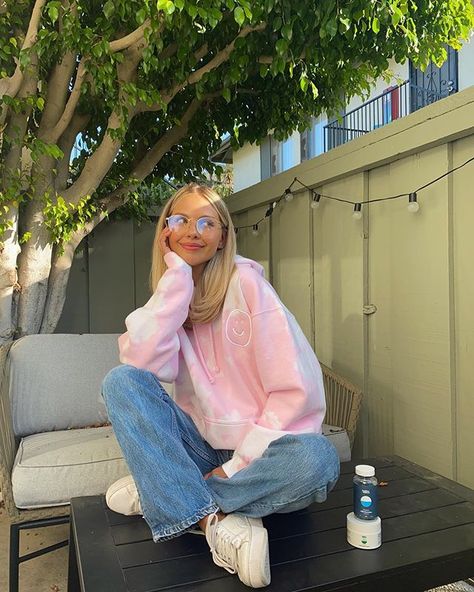 Tie Dye Hoodie Outfit, Brit Harvey, Blue Mom Jeans, Blue Aesthetic Pastel, Daily Outfit Inspiration, Dye Hoodie, Next Clothes, Pink Tie