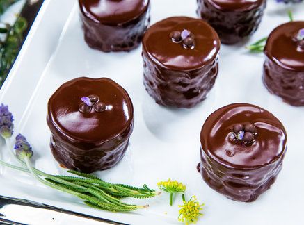 Petit Four Glaze Recipe, Chocolate Petit Fours, Petit Four Recipes, بيتي فور, Chocolate Cakes, Glaze Recipe, Dessert Decoration, Tea Cakes, Mini Desserts